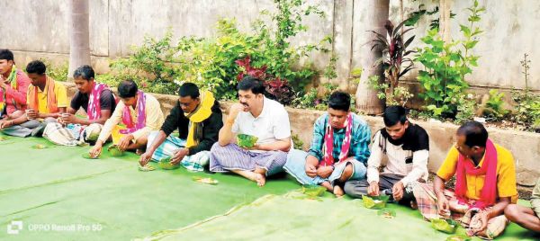 विधायक विक्रम ने मजदूरों संग खाया बोरे बासी