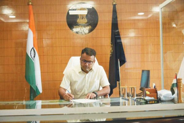 नए कलेक्टर चंदन कुमार ने संभाला पदभार