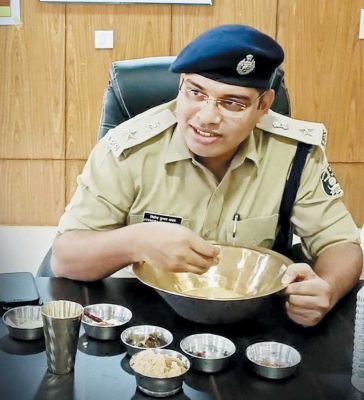 बालोद पुलिस ने बोरे बासी खाकर तिहार मनाया