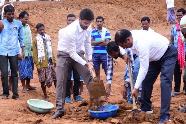 ग्रामीणों संग कलेक्टर ने बोरे बासी खाकर मजदूरों का किया सम्मान, श्रमदान कर बढ़ाया उत्साह