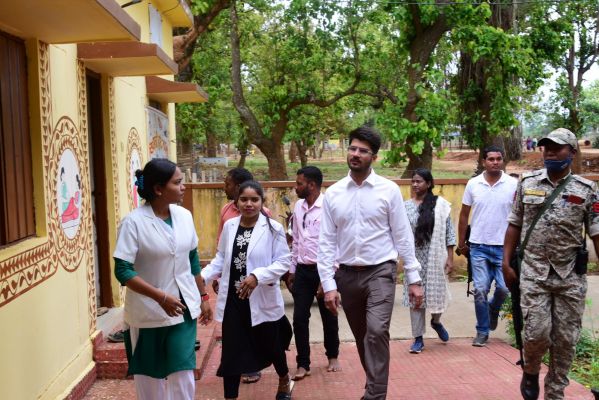 कलेक्टर ने बाखरा में हेल्थ एण्ड वेलनेस सेंटर का किया निरीक्षण