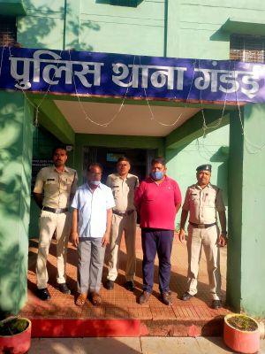 अनाज व्यापारी पिता-पुत्र गिरफ्तार