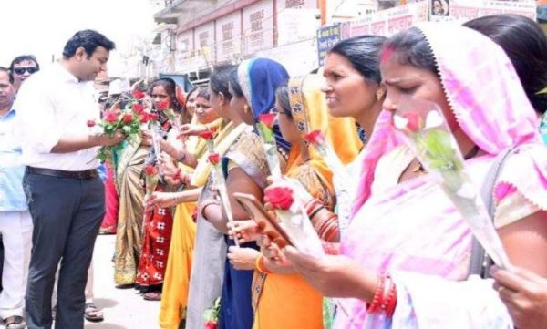 कलेक्टर रजत बंसल के स्थानांतरण पर भावुक लोगों ने दी विदाई