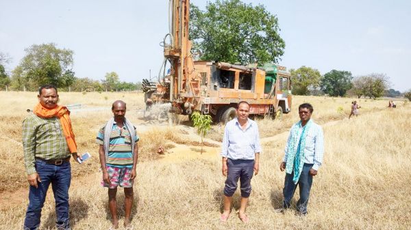 जिला प्रशासन ने 9 किसानों के खेतों में कराया बोर, 45 किसानों को मिलेगा  लाभ