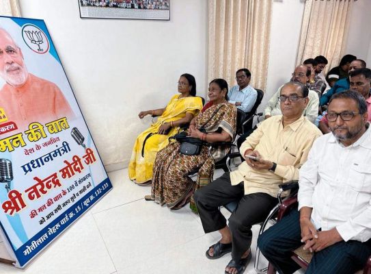 भाजपाइयों ने लोगों संग सुनी मन की बात