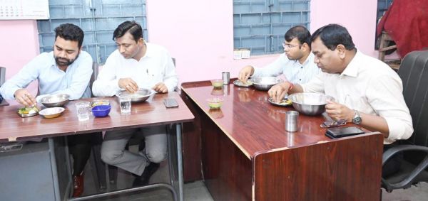 सुंदरा में कलेक्टर सहित अधिकारियों और पंचायत प्रतिनिधियों ने खाया बोरे बासी