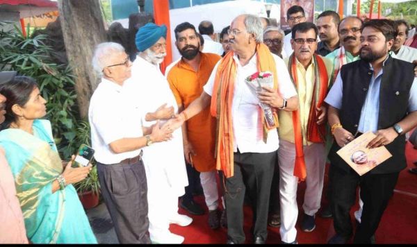 बृजमोहन के जन्मदिवस पर बधाई देने पहुंचे सैकड़ों