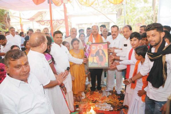 जन्मदिन पर समर्थकों से घिरे रहे बृजमोहन