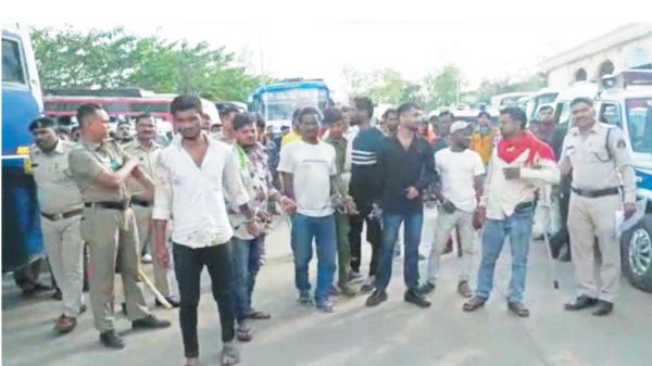 भाड़े से अधिक पैसा लेने वालों का पुलिस ने निकाला जुलूस