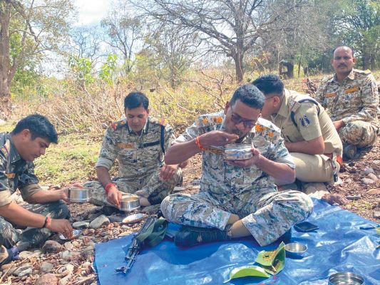 नक्सल अभियान के दौरान पुलिस अफसरों व जवानों ने लिया बोरे बासी का आनंद
