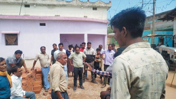 तहसीलदार ने आंगनबाड़ी भवन निर्माण स्थल का किया निरीक्षण