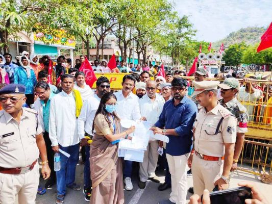 मनकेशरी क्रेशर प्लांट बन्द करने की मांग को लेकर धरना प्रदर्शन