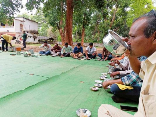मजदूरों के सम्मान में बोरे बासी