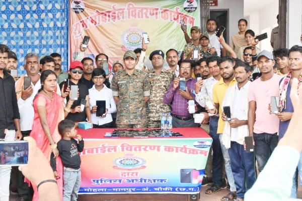 पुलिस ने किया गुम 100  मोबाइल का वितरण