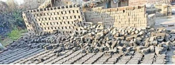 बेमौसम बारिश से कुम्हारों  पर आर्थिक संकट, न बन  रही ईट और न ही बर्तन