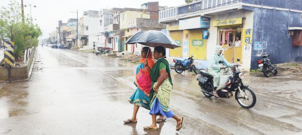 मई के तीसरे दिन मूसलाधार बारिश