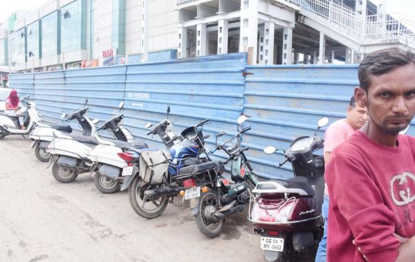 अवैध पार्किंग में वसूली...