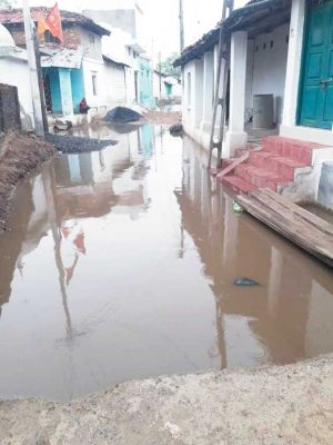  पोड़ी में बने सीसी रोड से ग्रामीण परेशान