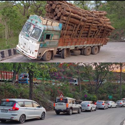 लकड़ी के गोले से लदा ट्रक घाट के मोड़ पर खराब, घंटों रुक-रूककर लगा जाम 