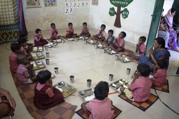 राष्ट्रपति के दत्तक पुत्र पहाड़ी कोरवा के 970 बच्चे आश्रम व छात्रावास में रहकर कर रहे पढ़ाई