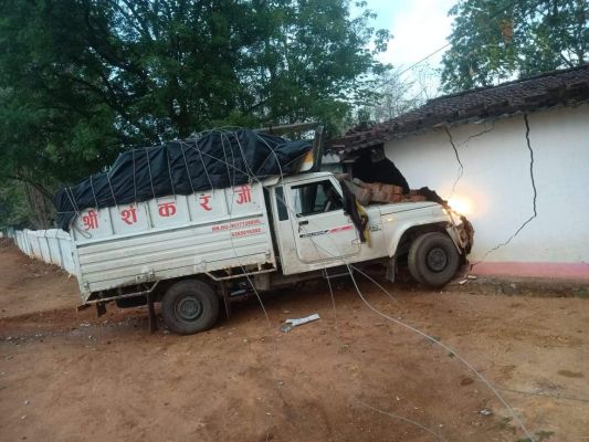 आम से भरी पिकअप, बिजली पोल को तोड़ते हुए मकान में जा घुसी बाल-बाल बचे लोग