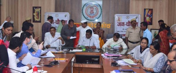 महिला ने पीएम आवास योजना  में स्वीकृति की लगाई गुहार