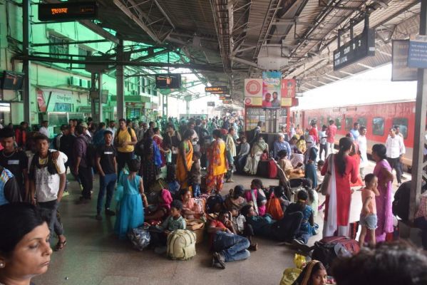 23 ट्रेने रद्द स्टेशन में रेलमपेल..