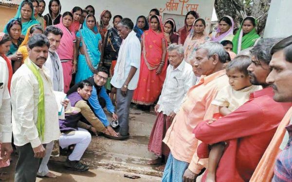 मजदूरों का चरण धोकर किया सम्मान