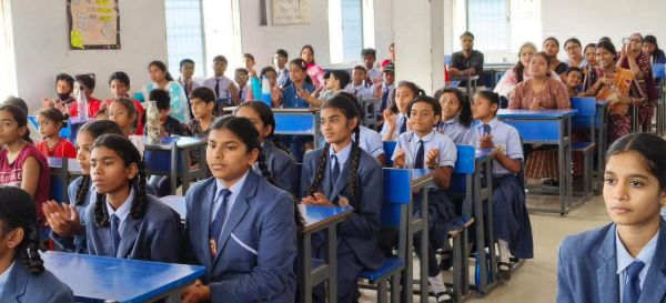 आत्मानंद स्कूल के समर कैम्प में 200 से अधिक बच्चे हो रहे हैं शामिल