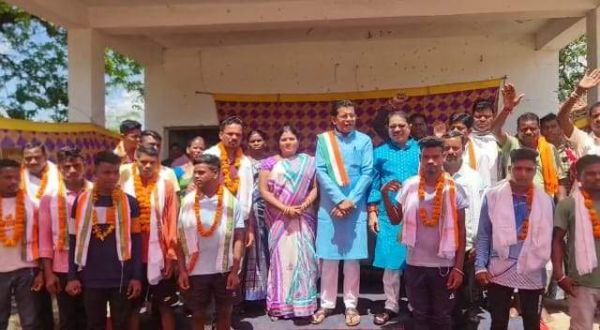 बड़े बंजोड़ा के 15 भाजपा कार्यकर्ताओं ने थामा हाथ