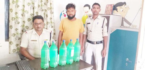 3 आरोपियों से 13 लीटर महुआ शराब जब्त
