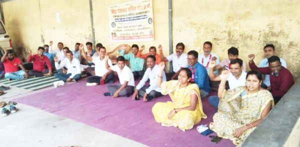 शासकीयकरण की मांग, पंचायत सचिवों की हड़ताल का 50वां दिन