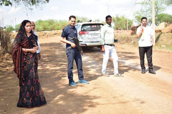 सडक़ निर्माण का विधायक ने किया निरीक्षण, कार्य की प्रगति को लेकर नाराजगी व्यक्त की 