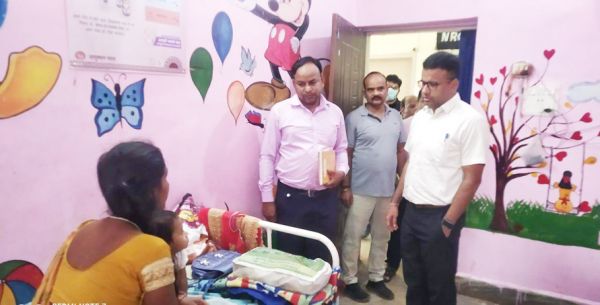 अस्पताल का आकस्मिक निरीक्षण, मरीजों से की मुलाकात 