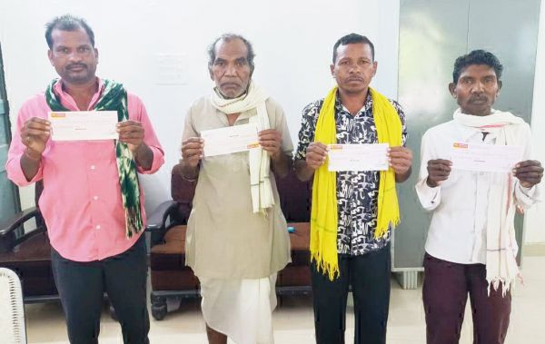 टाटेकसा के ग्रामीणों को  भू-अर्जन की 6 लाख  राशि वितरित