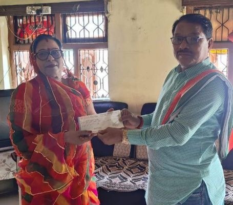 सांसद बैज ने जारी किया आर्थिक सहयोग राशि, पोयम के हाथों चेक का वितरण