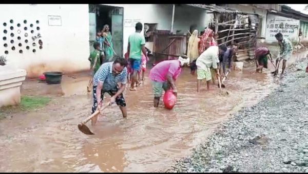 घरों में घुसा बारिश का पानी