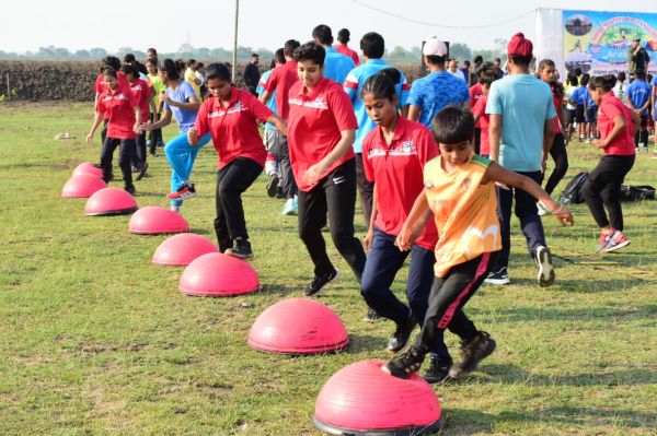 बच्चों ने हँसी के साथ जंपिंग इवेंट में लगाई लंबी छलांग