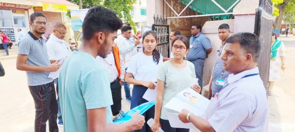 कड़ी जांच के बीच परीक्षार्थियों को मिला प्रवेश