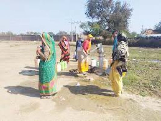 कई गांवों में पीने के पानी की समस्या, डेढ़ किमी दूर से लाना पड़ रहा