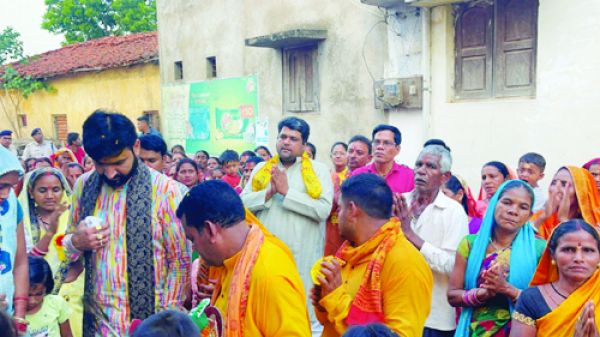 शोभायात्रा में शामिल हुए मुदलियार