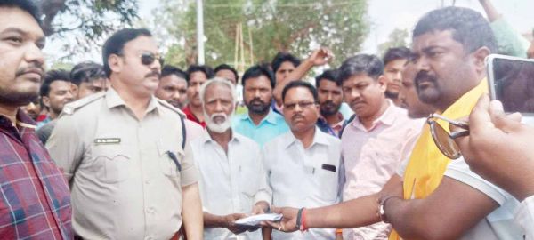 बॉक्साइट लोड ट्रक ने टेम्पो को मारी टक्कर, चालक की मौत