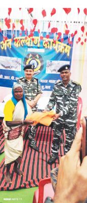 सीआरपीएफ ने ग्रामीणों को बांटे सामान