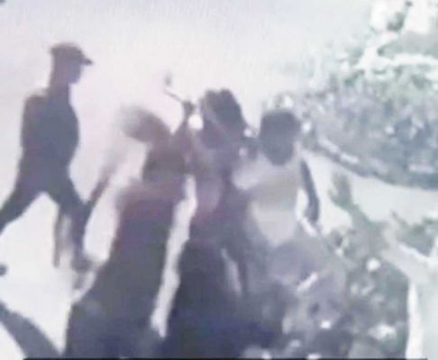 आधी रात बीच सडक़ पर दो गुटों में जमकर चले लाठी, रॉड, तीन घायल, एक की हालत गंभीर