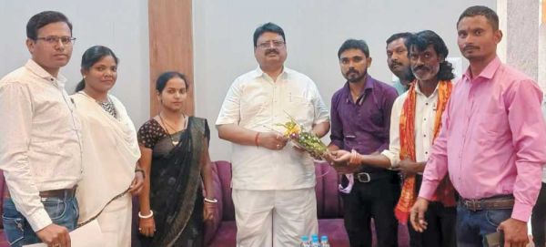 मांगों को लेकर प्लेसमेंट कर्मियों ने सौंपा ज्ञापन