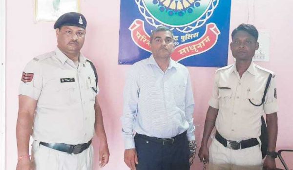 डाकघर में लाखों का गबन फरार आरोपी गिरफ्तार