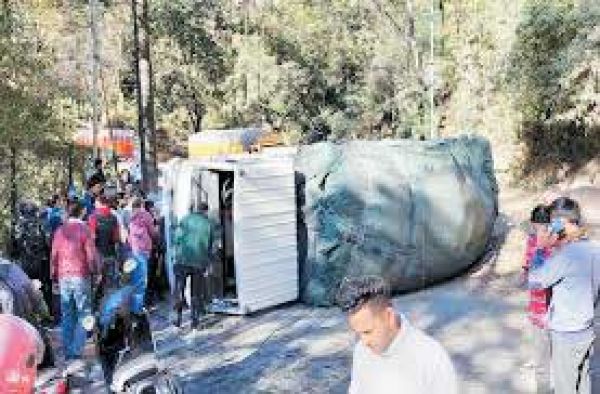 ट्रक की टक्कर से पलटी पिकअप,10 घायल, तीन गंभीर