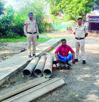 प्लांट से चोरी लोहे की पाइप, एंगल व रोलर के साथ आरोपी गिरफ्तार