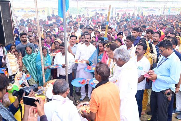 निषाद समाज ने गोबर से बने 5100 दीयों से की महाआरती, गोल्डन बुक ऑफ वर्ल्ड रिकॉर्ड में नाम दर्ज
