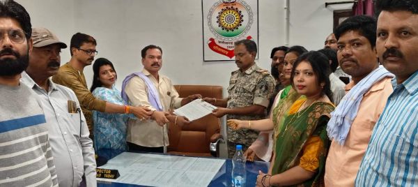 कांग्रेसी पहुंचे थाने, भाजपा नेता के खिलाफ एफआईआर की मांग